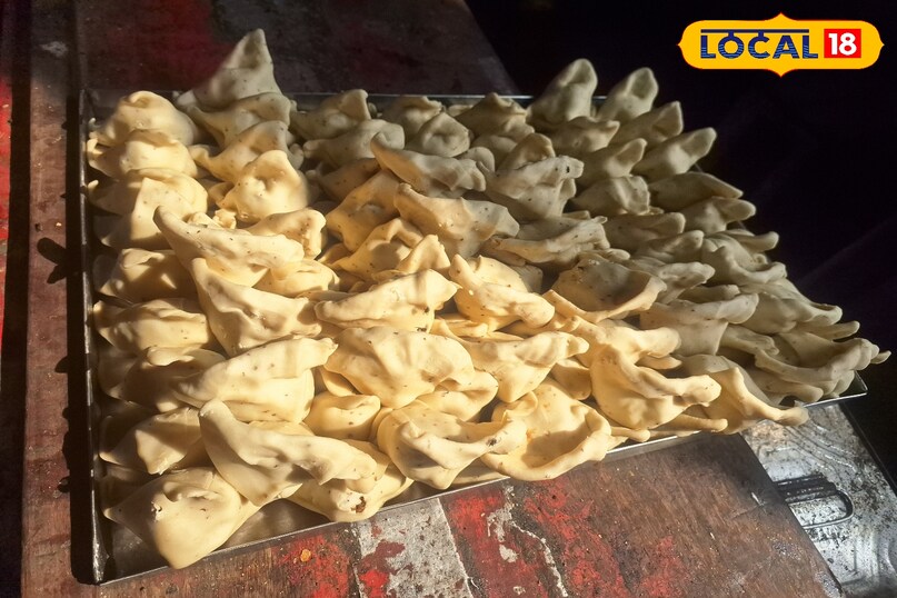 समोसा लेने के लिए पहले लेना पड़ता है टोकन