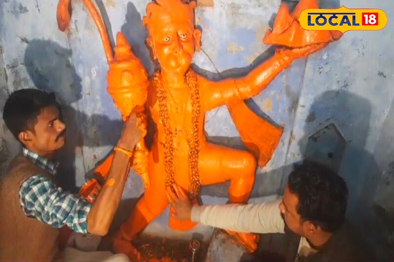 मंदिर में निकली हनुमान जी और शंकर भगवान की प्रतिमा। मंदिर में निकली हनुमान जी और शंकर भगवान की प्रतिमा।