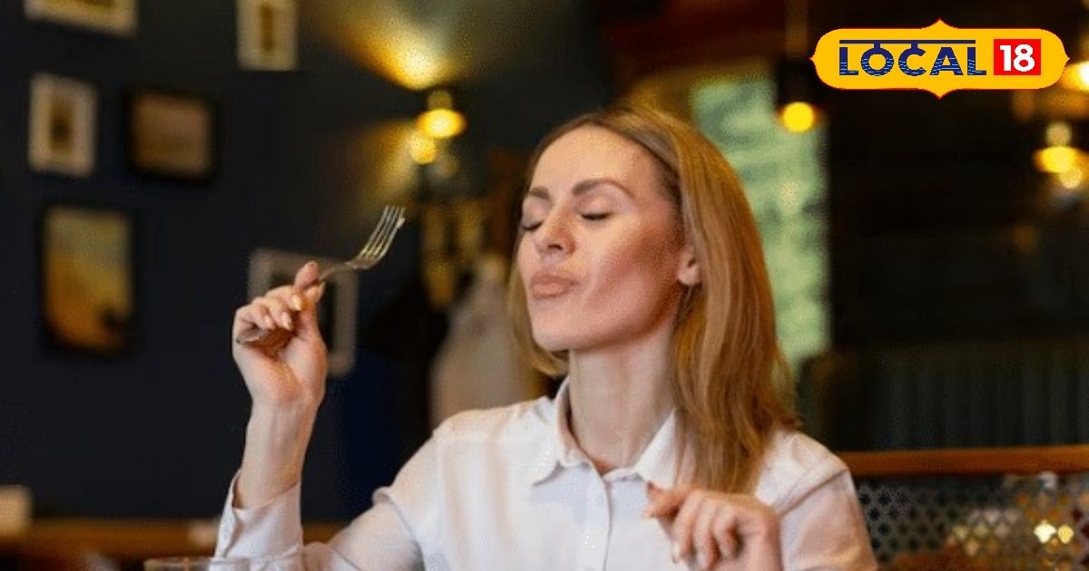 पितरों को नहीं पसंद कि कोई उनकी तरफ मुंह करके खाए! कहीं आप भी तो नहीं कर रहे ये काम..तुरंत बदलें आदत