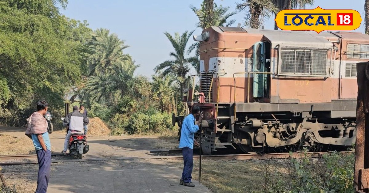 Ground Report NTPC railway track Without barricading risk of railway ...