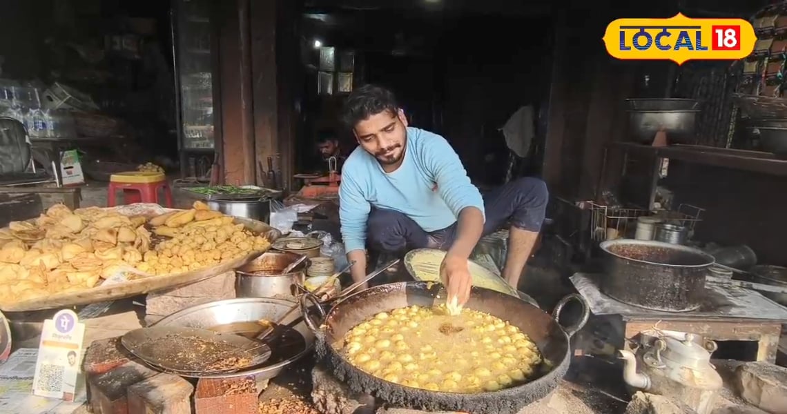 समोसे भी भूल जाएंगे...बस खा लें यहां मिलने वाले पकौड़े, साथ मिलती है खास चटनी