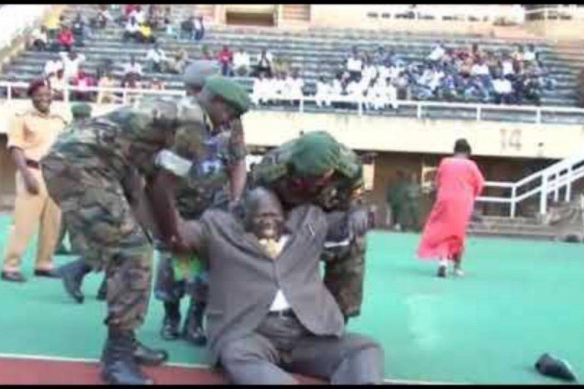 VIDEO: खेल मंत्री फुटबॉल को किक मारते ही गिर पड़े, दौड़े आए सुरक्षाकर्मी