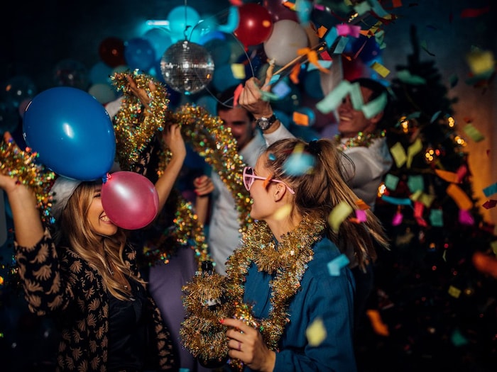Arrange New Year party at home with family and friends like this, the festive atmosphere will be doubled – News18 Hindi 2 Canva