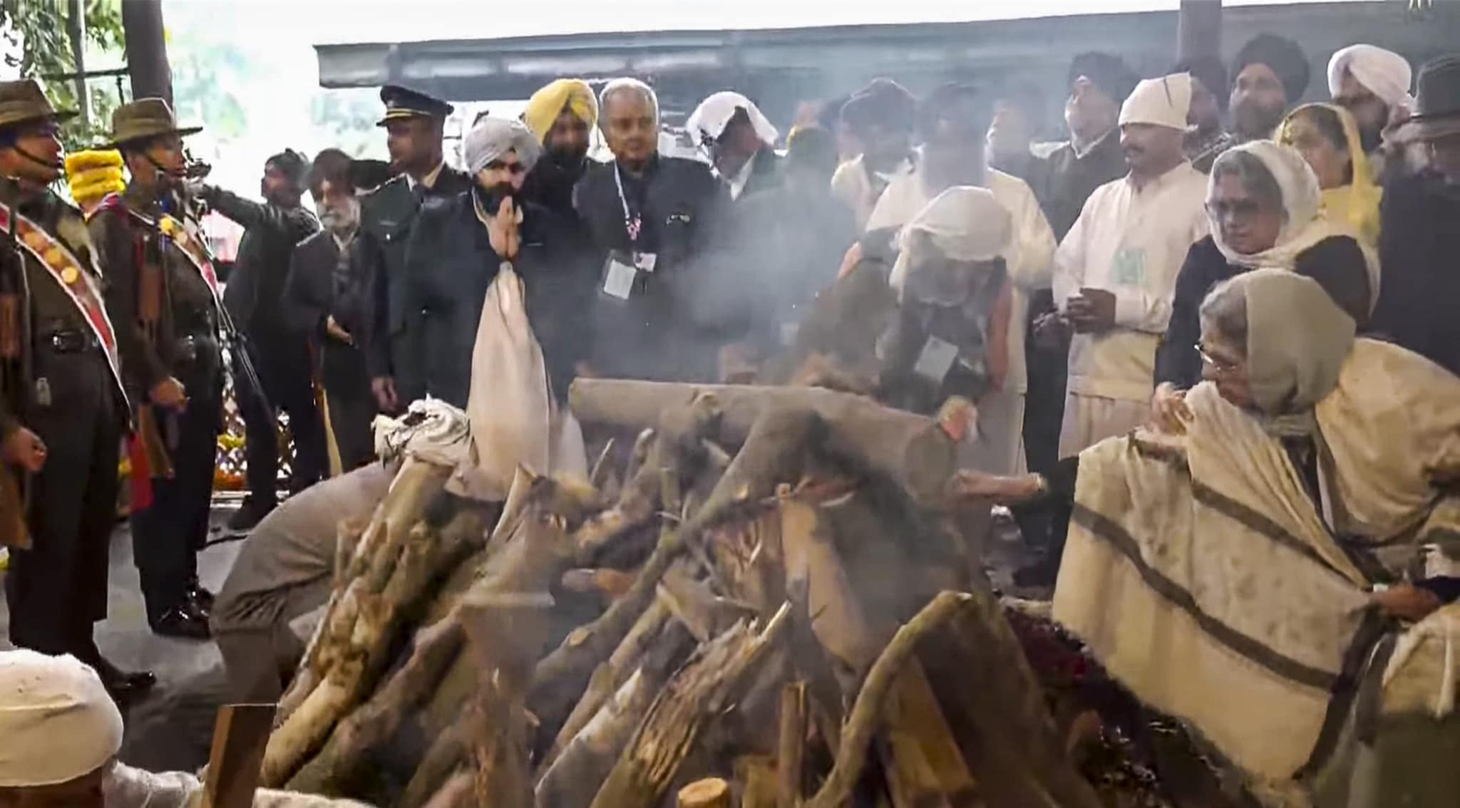  Former prime minister Manmohan Singh's wife Gursharan Kaur and daughter Upinder Singh during his state funeral, at the Nigambodh Ghat, in New Delhi, Saturday, Dec. 28, 2024.