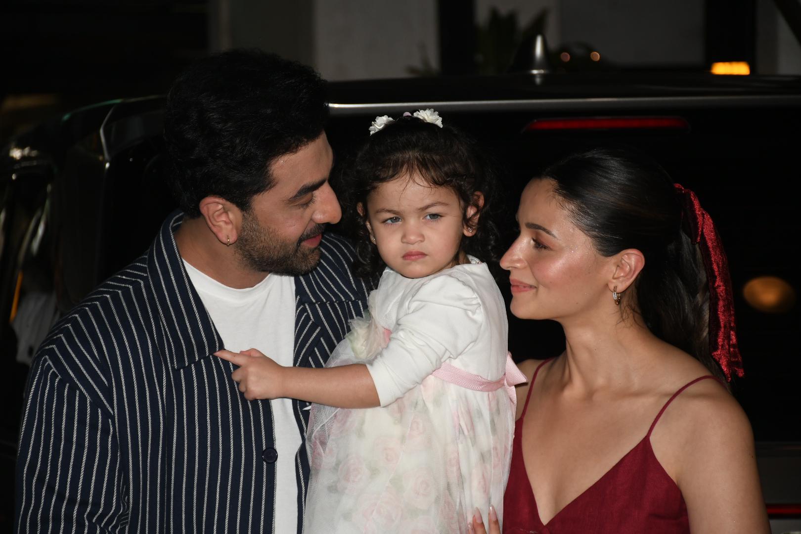Raha shouted Merry Christmas as soon as she saw the camera, the little angel was seen like this with Ranbir and Alia 3 Ranbir Kapoor and Alia Bhatt daughter Raha Kapoor wishes everyone a Merry Christmas