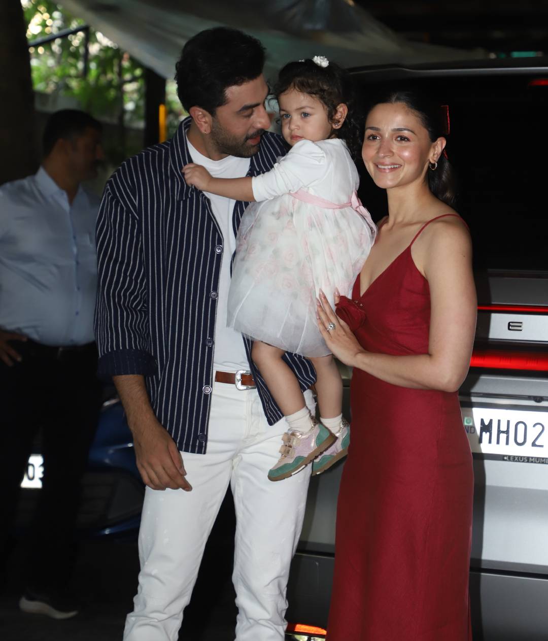 Raha shouted Merry Christmas as soon as she saw the camera, the little angel was seen like this with Ranbir and Alia 2 Ranbir Kapoor and Alia Bhatt daughter Raha Kapoor wishes everyone a Merry Christmas