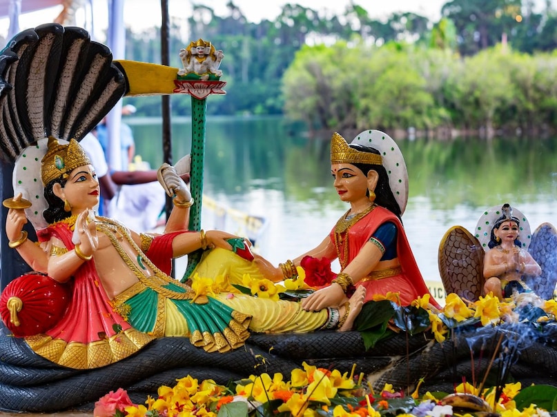 गुरुवार के दिन स्नान-ध्यान करने के बाद केसर मिश्रित दूध से भगवान विष्णु का अभिषेक करें. इस उपाय को करने से भगवान विष्णु प्रसन्न होते हैं. उनकी कृपा से साधक के सभी बिगड़े काम बनने लगते हैं.  (Image- Canva)