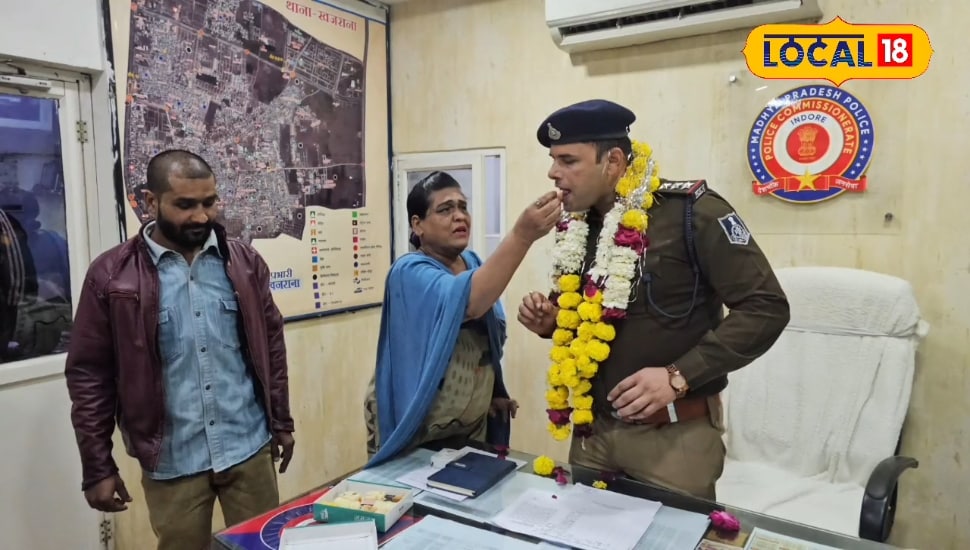 ढोल-नगाड़ों के साथ थाने पहुंची महिला, पुलिस हुई अलर्ट, वजह जान हुए सब हैरान