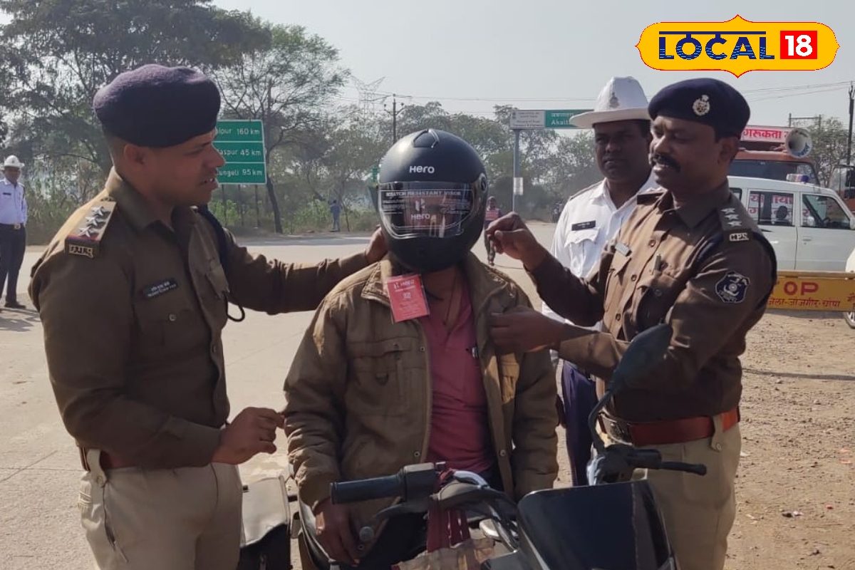 नियम तोड़ने पर दिया फूल, मोटरसाइकिल चालकों को बांटे गए फ्री हेलमेट