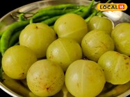 आंवला, रीठा, शिकाकाई से बनाएं नेचुरल शैंपू, बाल होंगे काले, घने और चमकदार