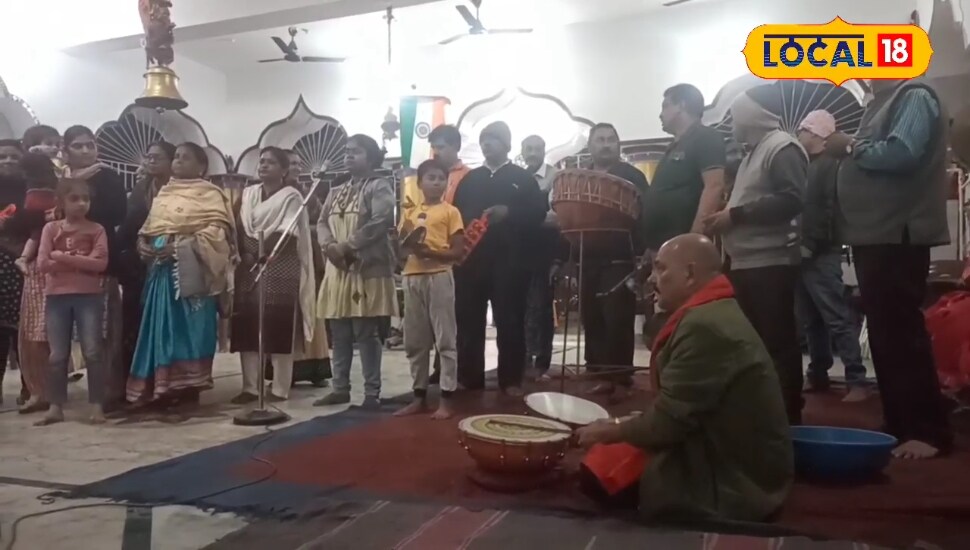 कहीं नहीं देखा होगा देशभक्ति का ऐसा जुनून, भगवान से पहले भारत माता की आरती