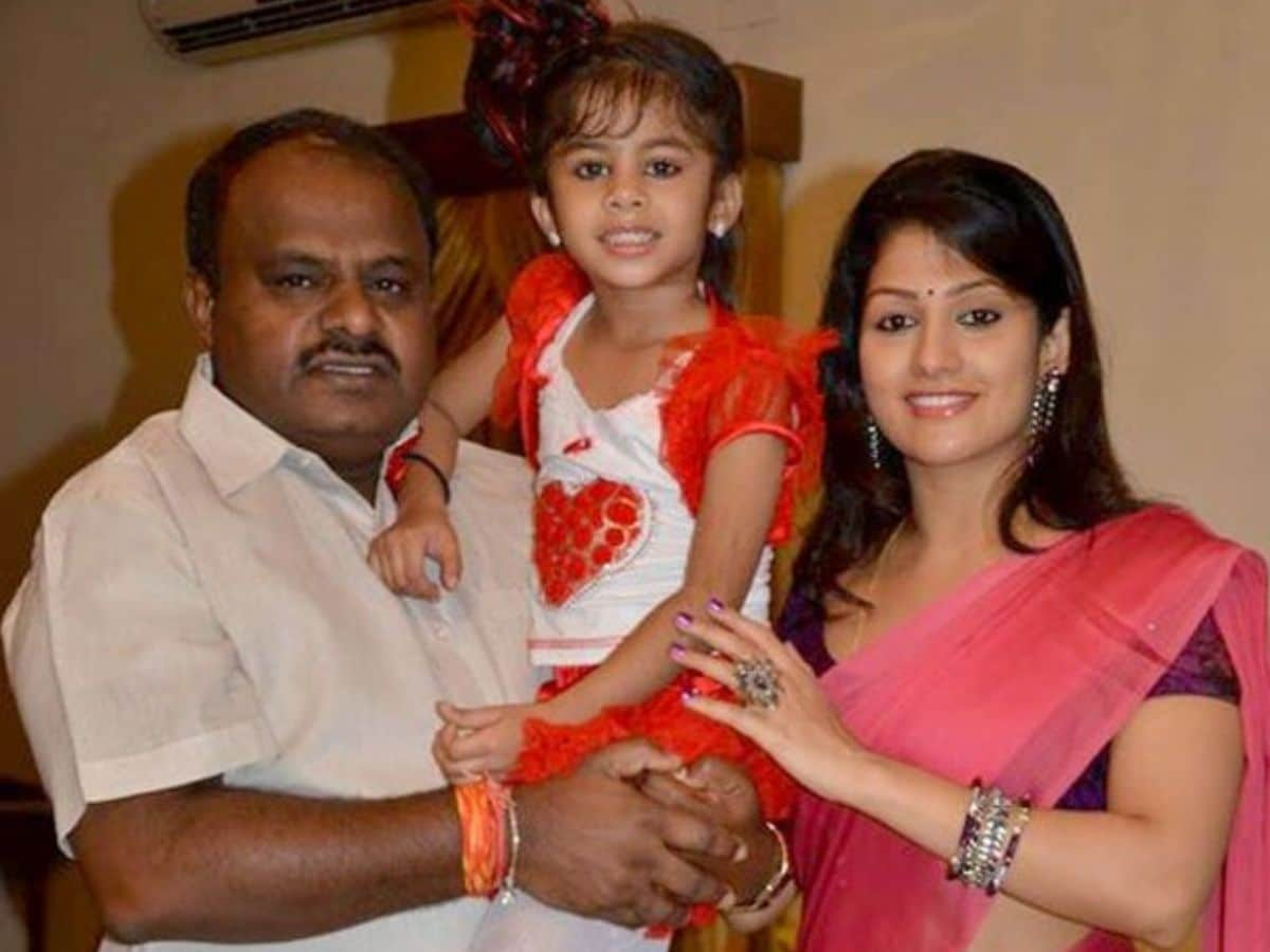 Kutty Radhika, Radhika Kumaraswamy, HD Kumaraswamy, Radhika and Ex CM Kumaraswamy Uncommon Love Story, 38 twelvemonth  aged  Actress who joined  erstwhile  CM HD Kumaraswamy against her family, Kutty Radhika archetypal  Husband, wherefore  Kutty Radhika secretly joined  ex main  curate  hd kumaraswamy, Hd kumaraswamy-radhika kumaraswamy Love story, radhika kumaraswamy husband, Kutty Radhika wedding story, Who is histrion   Radhika successful  Karnataka,राधिका कुमारस्वामी, राधिका कुमारस्वामी पति, राधिका कुमारस्वामी पहले पति, राधिका पहले पति, क्या कुमारस्वामी ने राधिका से शादी की थी