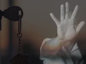 विदेश में था पति, मालिक ने पत्नी के साथ किया ये काम! जब बेटी पर पड़ी नजर,तो... विदेश में था पति, मालिक ने पत्नी के साथ किया ये काम! जब बेटी पर पड़ी नजर,तो...