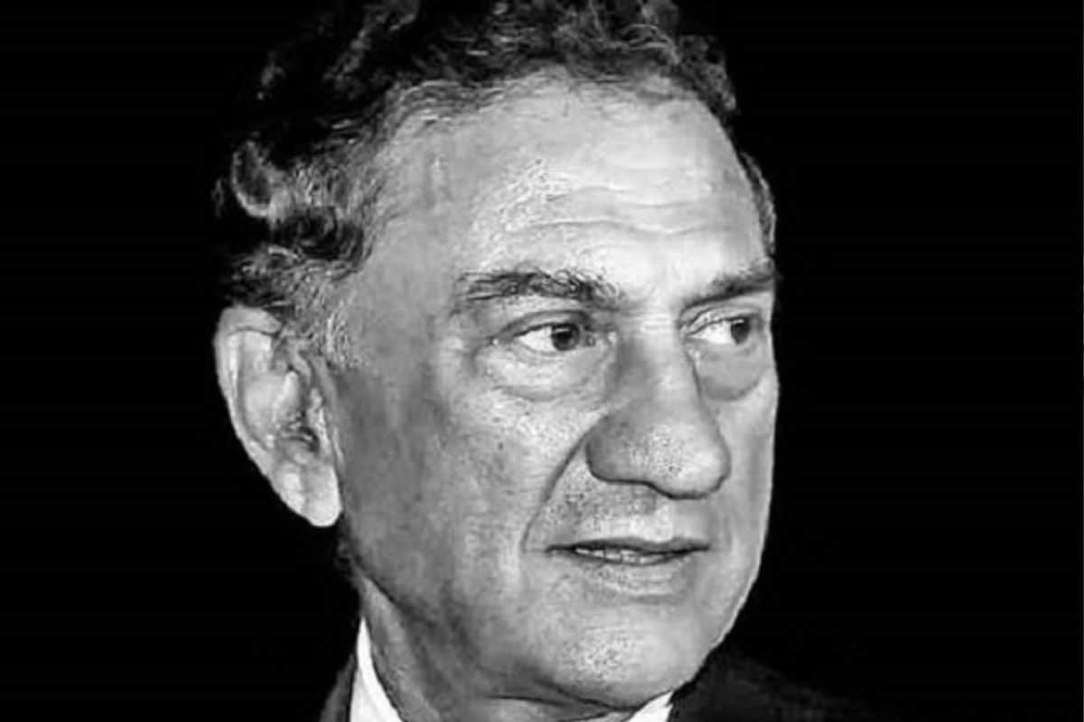 क्या हुआ जब मैदान में घुसकर एक महिला फैन ने क्रिकेटर अब्बास अली को चूम लिया