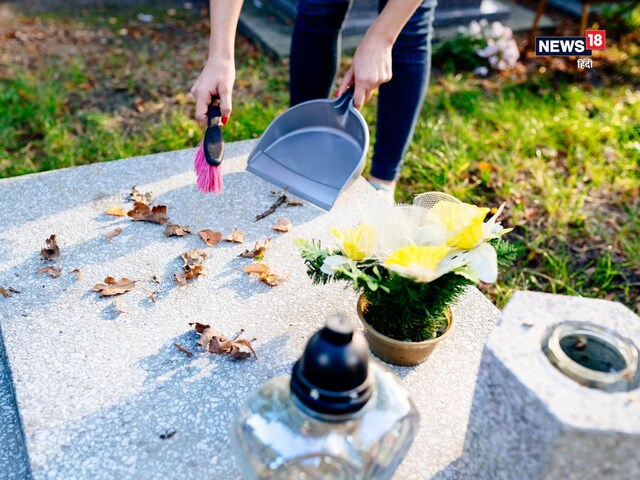 छुट्टी के दिन कब्रों पर झाड़ू लगाता था शख्स, कमाए इतने पैसे, खरीद ली अपनी कोठी