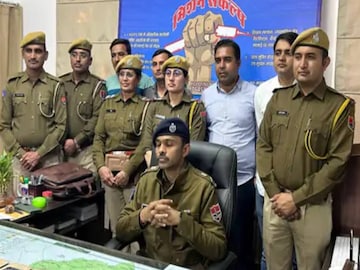 दिनभर रूम में रहते थे 11 लड़कियां और 1 लड़का, नजारा देख छूटे पुलिस के पसीने