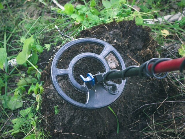 बगीचे में खुदाई के दौरान आई 'खट-खट' की आवाज़, बाहर आई ऐसी चीज़, झन्नाया दिमाग!