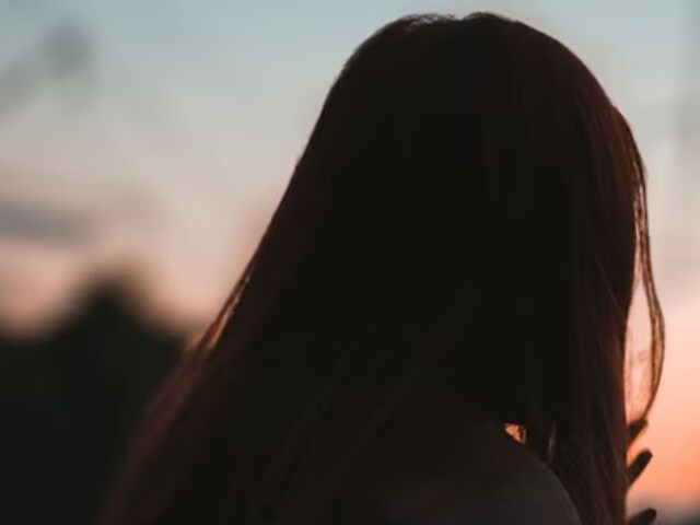 Engaged युवती से सहेली ने पार की सारी हदें! युवक से करवाई बात, जिसने की डिमांड