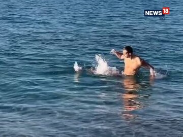 समुद्र में घुसा शख्स, तभी किसी ने खींचा पैर, बचने के लिए लगा छटपटाने!