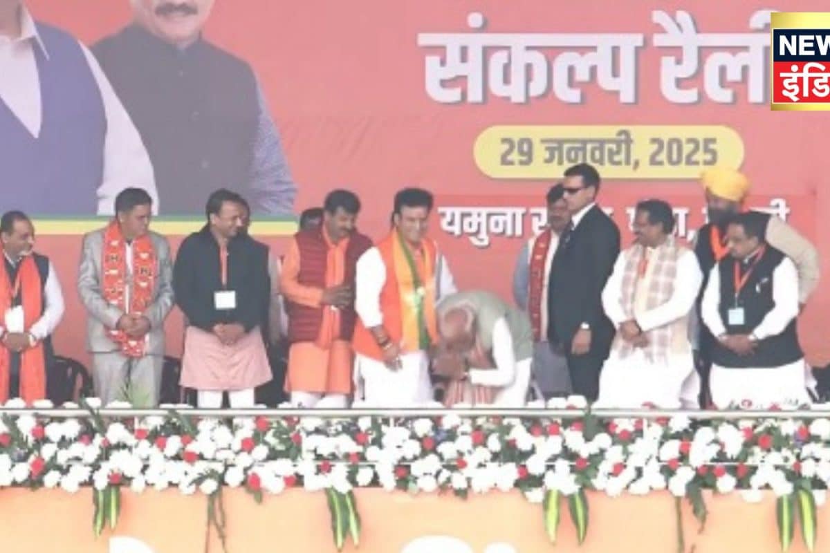 कौन है वो बीजेपी उम्मीदवार जिसके पीएम नरेंद्र मोदी ने छुए पांव 