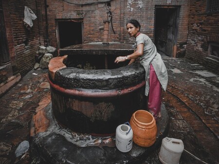  आज भी बहुत से गांव कुएं पर निर्भर है लेकिन बहुत से गांवों में विकास हो चुका है और नल, बोरिंग, और ट्यूबलेव ने कुएं की जगह ले ली है. गोल कुएं को देखने के बाद भी क्या कभी आपने ये सोचा है कि कुएं को हमेशा गोल ही क्यों बनाया जाता है. आखिर कुआं चौकोर या त्रिकोण क्यों नहीं होता, ये बहुत ही दिलचस्प सवाल है और उतना ही दिलचस्प इसका जवाब भी है.
