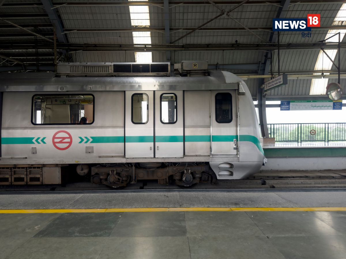 why metro train platforms have yellow line