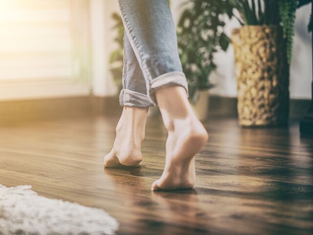 फर्श के नीचे से आती थी अजीब आवाज, जब महिला ने हटाकर देखा तो उड़े होश