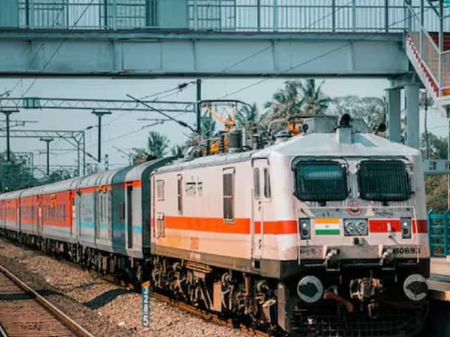 इस IRCTC वेबसाइट से टिकट मत बुक करना, दिखेगा तो असली पर...
