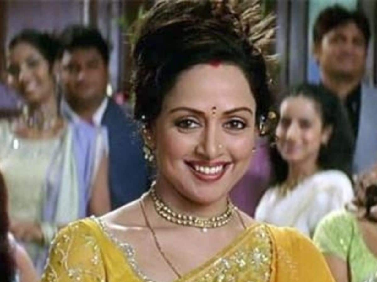 Hema Malini, Hema Malini News, Hema Malini asked Baghban makers to stitch her blouse tightly, Baghban Film, Baghban Budget, Baghban Collection, Hema Malini and Amitabh Bachchan Films, baghban 2003, baghban cast, Ravi Chopra, Renu Chopra, hema malini age,amitabh bachchan age, हेमा मालिनी, अमिताभ बच्चन, बागबान, हेमा मालिनी ने मेकर्स से कहा था ब्लाउज थोड़ा टाइट बनाइएगा