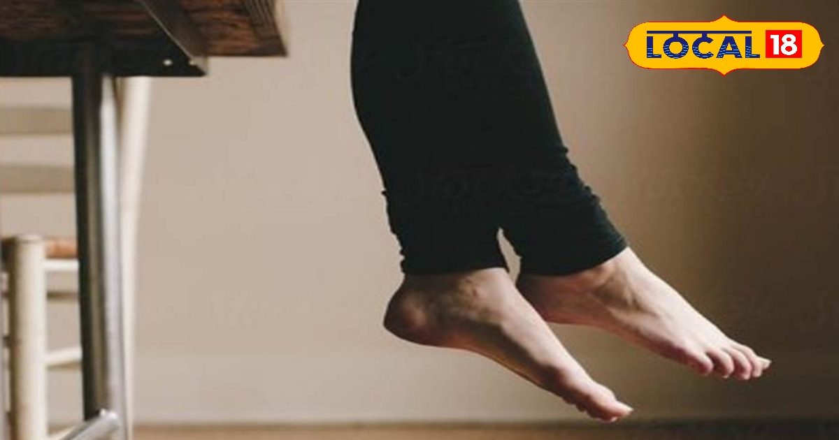 बैठे-बैठे आप भी करते हैं ये काम..तो खराब हो रहे हैं शनि, खुल जाएंगे राज, अचानक आएगी आफत! ऐसे पाएं राहत