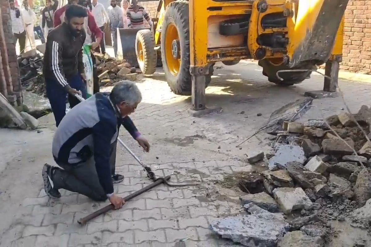 गली में जमीन की खुदाई कर रही थी JCB फिर थर्रथर्र कांपने लगा चालक और