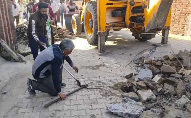 गली में जमीन की खुदाई कर रही थी JCB, फिर थर्रथर्र कांपने लगा चालक और...