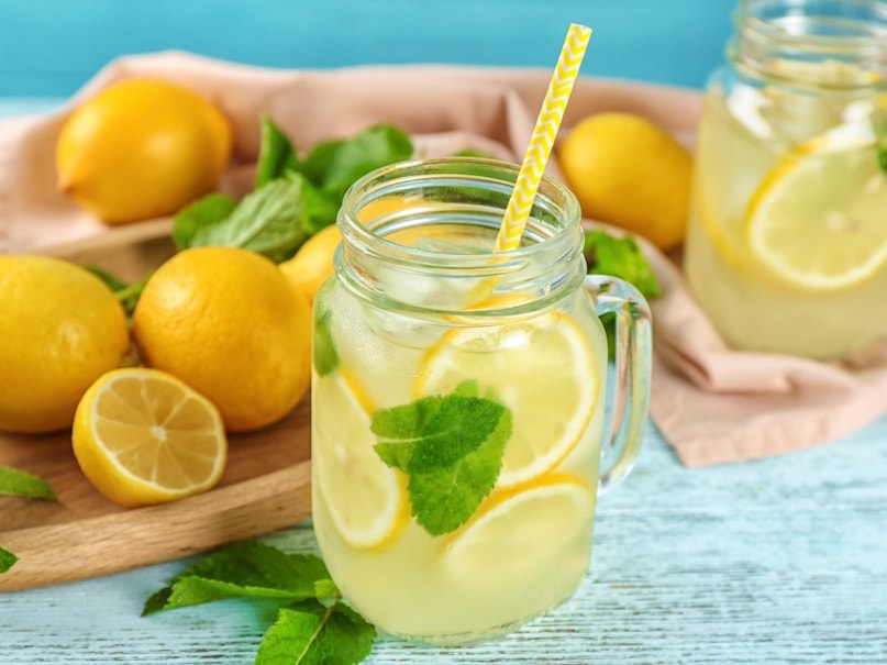 Wake up in the morning and start your day with lemon-water. Lemon contains vitamin C and antioxidants which increases elasticity in blood vessels. Meaning brings flexibility. At the same time, the body remains hydrated. For this reason it controls blood pressure. Image: Canva