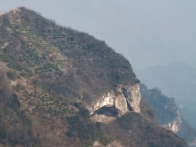 नदी किनारे पहाड़ की ऐसी ली तस्वीर, आकार पर लोगों को नहीं हो रहा यकीन! नदी किनारे पहाड़ की ऐसी ली तस्वीर, आकार पर लोगों को नहीं हो रहा यकीन!