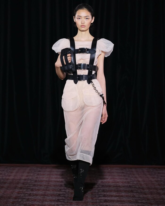 Unique confluence of fashion, technology and innovation, what is special this time, see photo - News18 Hindi 2 Instagram- Simone Rocha