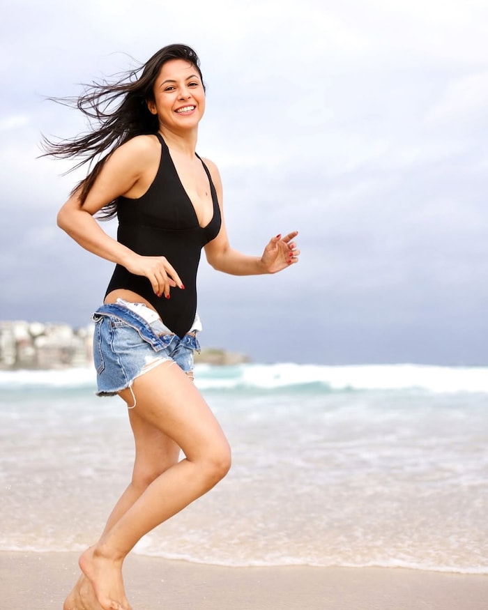 शहनाज गिल ने स्विमसूट के साथ पहने शॉर्ट्स, खोला बटन, नहीं लगाई ZIP, फिर भी हंसते हुए…