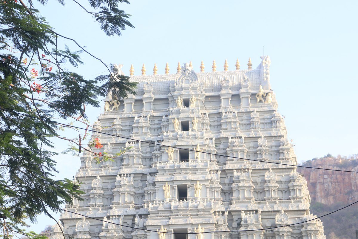 तिरुपति बालाजी मंदिर के पुजारी अनशन पर क्यों बैठ गए बात बस एक होटल की है!