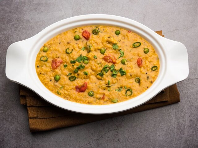 खिचड़ी या दलिया... जानें इनमें से आपकी सेहत के लिए क्या फायदेमंद? खिचड़ी या दलिया... जानें इनमें से आपकी सेहत के लिए क्या फायदेमंद?