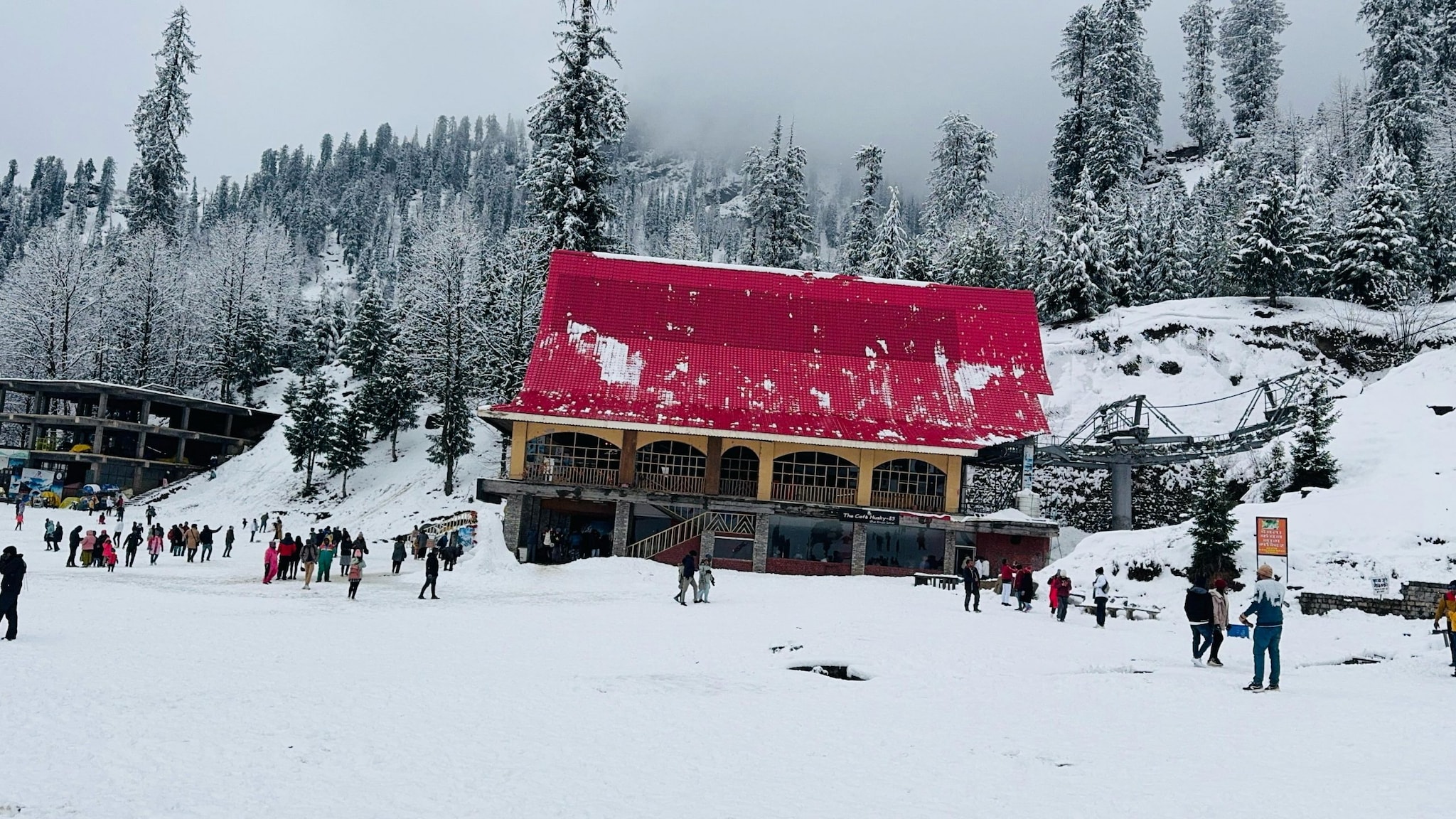 PHOTOS: मनाली में बर्फबारी सोलांग वैली जाने के लिए टूरिस्ट में मच गई होड़