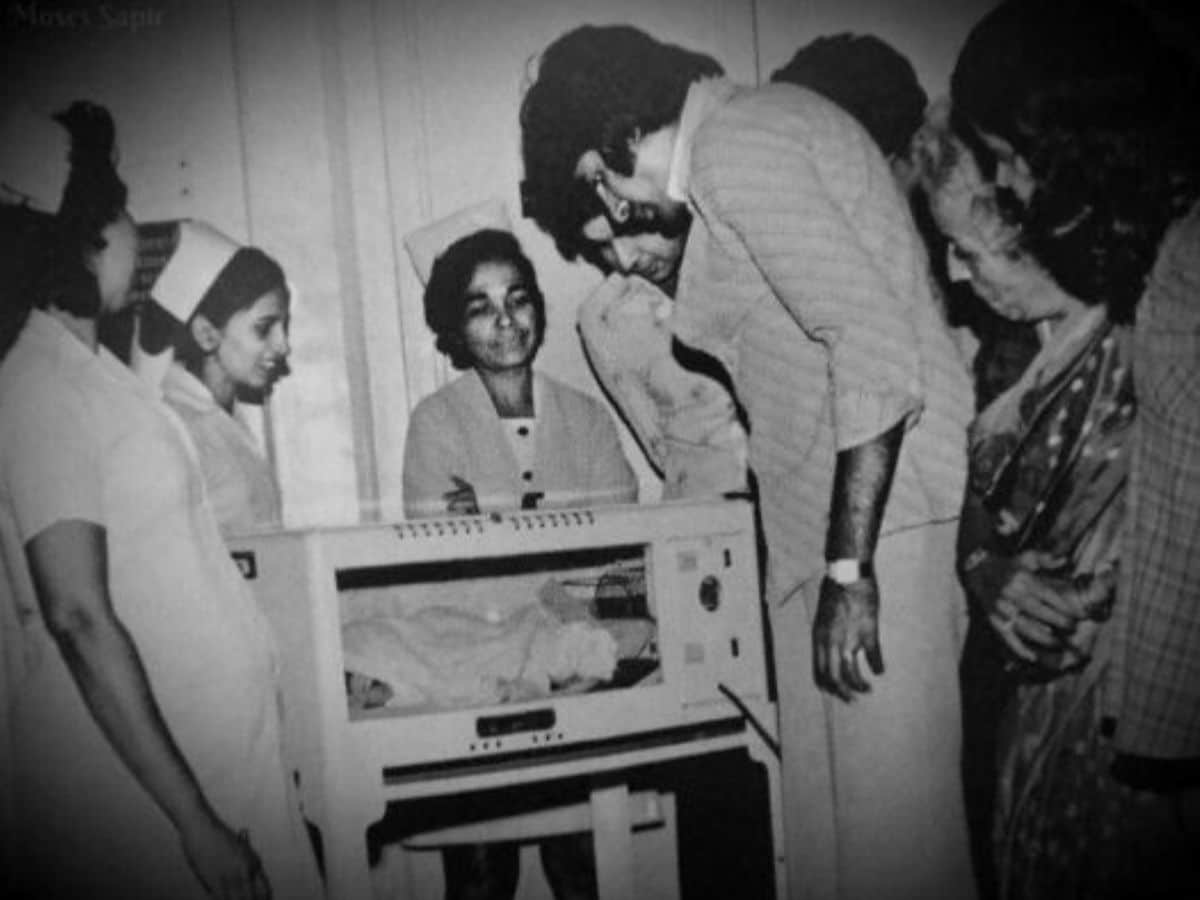 Abhishek Bachchan, Abhishek Bachchan 49th birthday, Amitabh Bachchan, Amitabh Bachchan affectional  station  connected  Abhishek Bachchan 49th birthday, Amitabh Bachchan penned affectional  enactment      connected  his blog, Amitabh Bachchan stock  throwback photograph  from Abhishek birth, अभिषेक बच्चन, अमिताभ बच्चन, अभिषेक बच्चन का 49वां बर्थडे