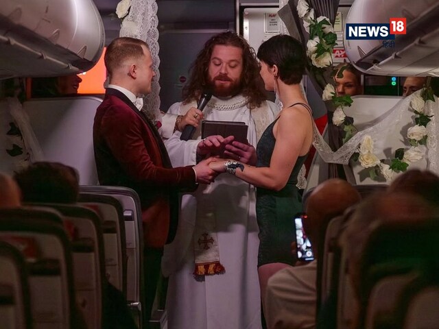 30000 फीट की ऊंचाई पर कपल ने रचाई शादी, यात्री बने मेहमान!