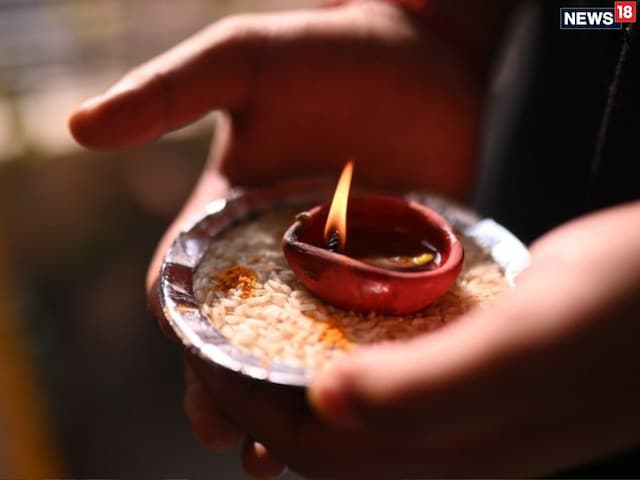 घर में दीपक जलाने का आज से ही बना लें ये नियम, नहीं तो हो जाएंगे बर्बाद घर में दीपक जलाने का आज से ही बना लें ये नियम, नहीं तो हो जाएंगे बर्बाद