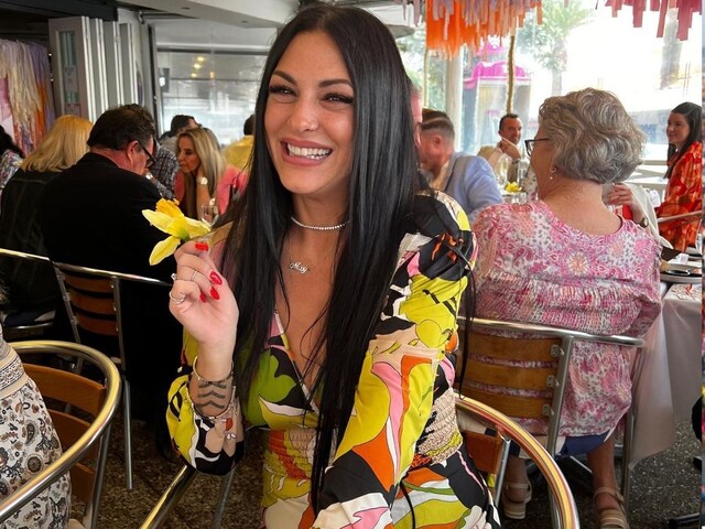 Hug Day: महंगी है 'प्यार की झप्पी', यूं ही किसी के गले नहीं लगती महिला!