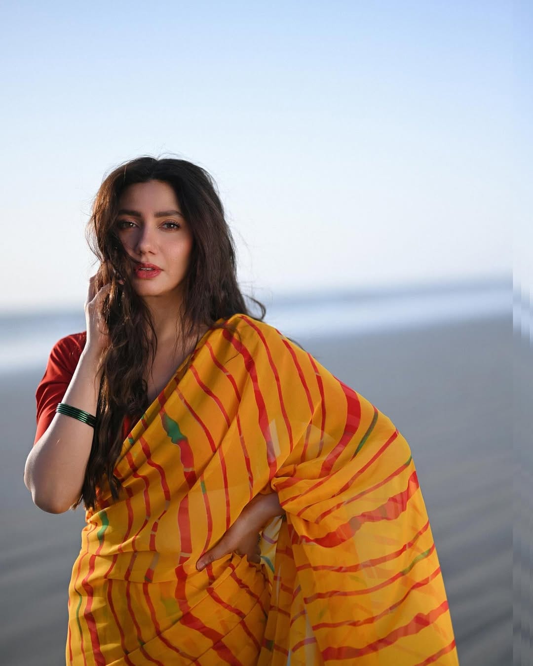 Mahira Khan deterioration  a saree to the beach