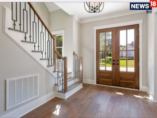 घर के मुख्य द्वार पर कहीं आप भी तो नहीं रखते ये चीजें, अभी हटा दें, वरना...