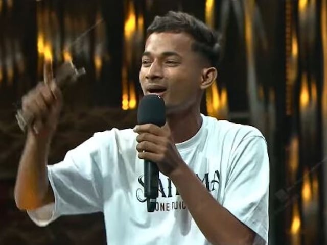महाकुंभ में दातुन बेच कमाए हजारों, गर्लफ्रेंड का आइडिया हुआ हिट! महाकुंभ में दातुन बेच कमाए हजारों, गर्लफ्रेंड का आइडिया हुआ हिट!