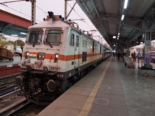 टिकट चेक रहा था TT, तभी पहुंची RPF, बोली-बैग चेक कराइए, खुलते ही भागमभाग मची टिकट चेक रहा था TT, तभी पहुंची RPF, बोली-बैग चेक कराइए, खुलते ही भागमभाग मची