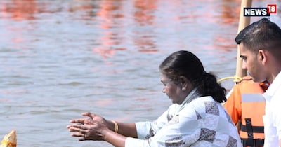 राष्ट्रपति द्रौपदी मुर्मू ने लगाई पवित्र डुबकी