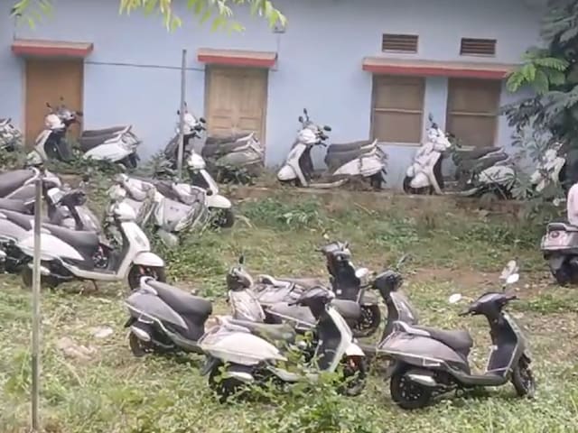 खेतों में जंग खा रहीं हजारों स्कूटी, अब सरकार छात्राओं के लिए लेगी नई Scooty