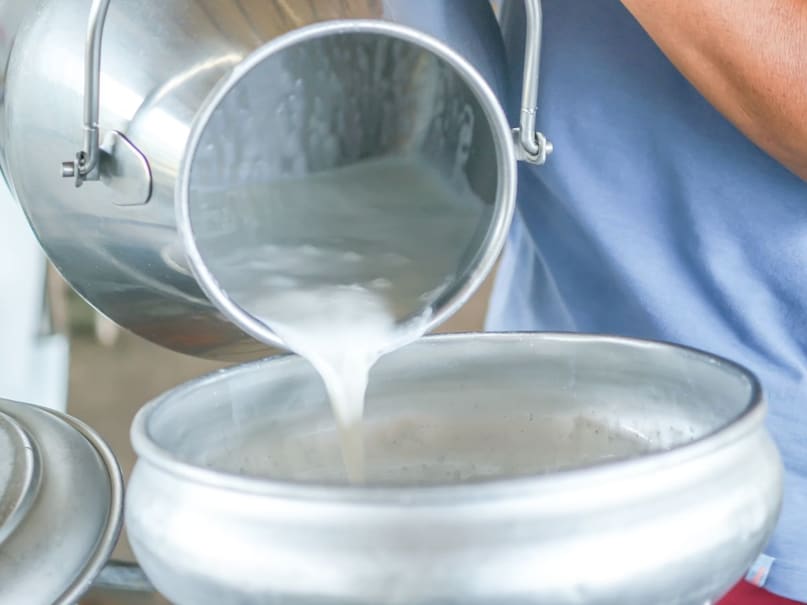 amazing tips to identify milk purity, adulterated milk, doodh asli hai ye nakli aise pahachan karen, आपके घर आ रहा दूध असली है या नकली, घर बैठे ऐसे कीजिए पहचान, असली दूध, नकली दूध, दूध में यूरिया, दूध में पानी